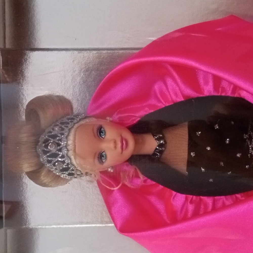 Barbie Happy Holidays NRFB #20200 vintage from 1998